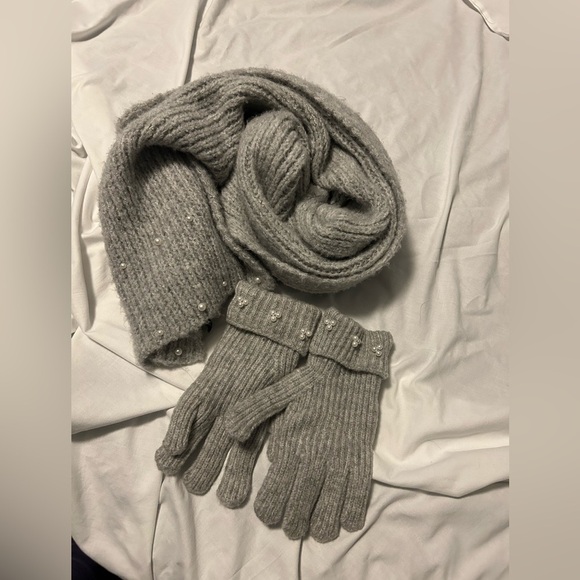 Ann Taylor Scarf‎ and gloves set - Picture 1 of 10